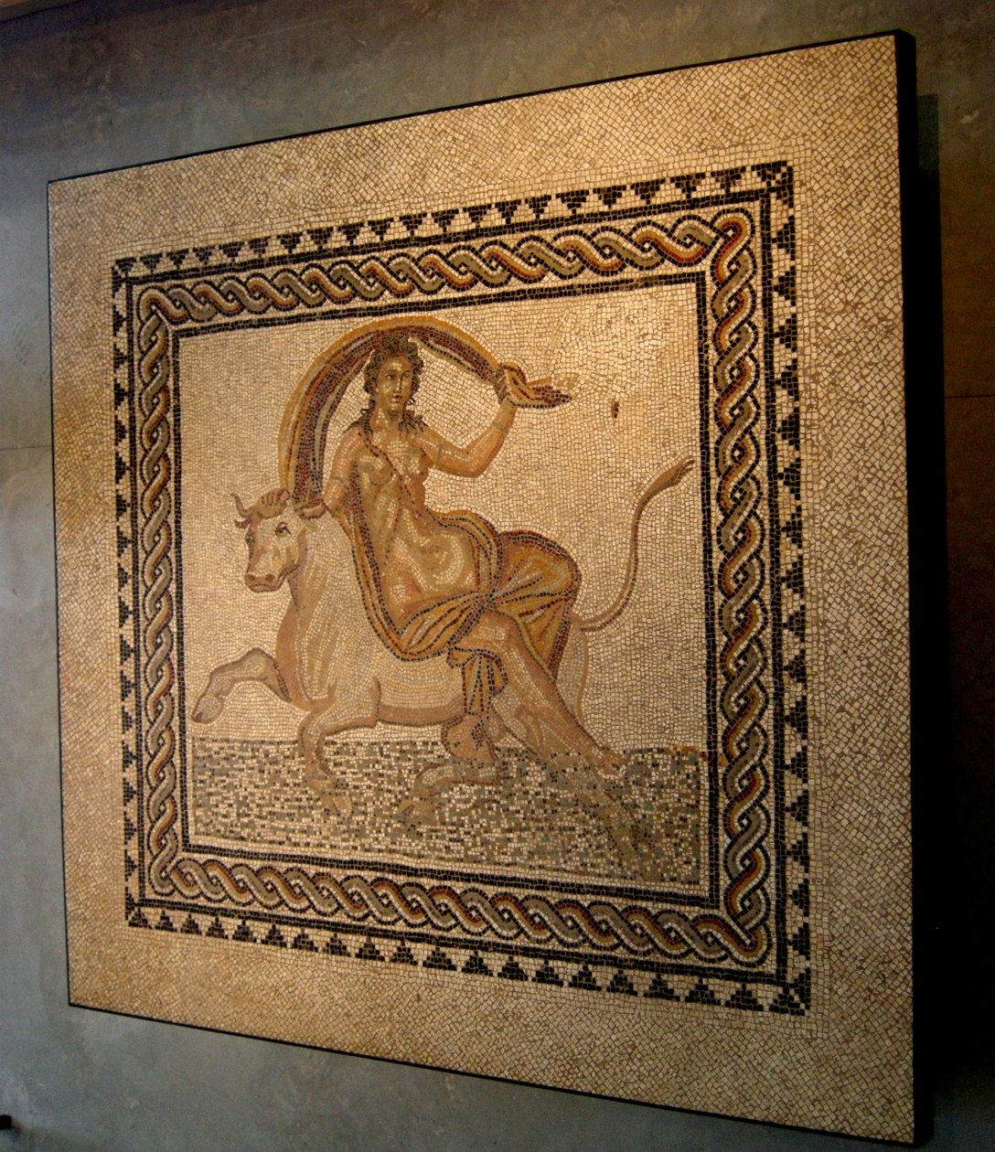 Mosaiikki Zeuksen Ion raiskauksesta häränä (mosaiikki) tekijältä Roman