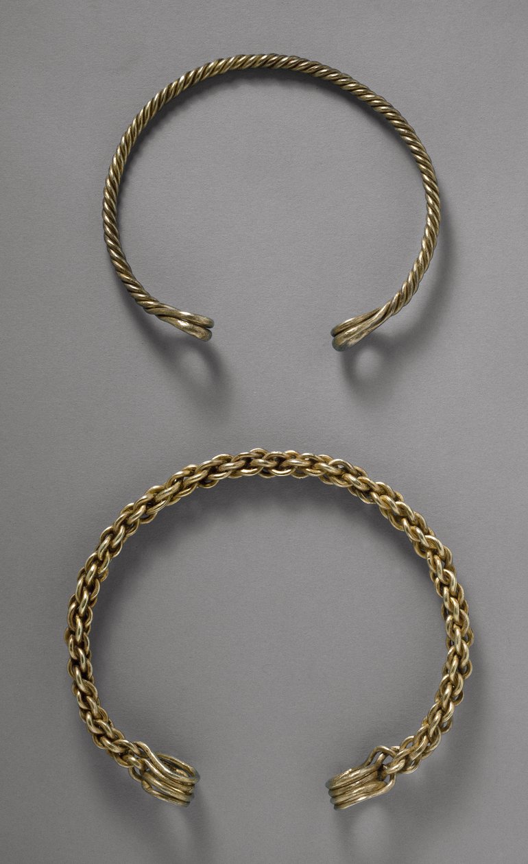 Kaularenkaat (torkit) Ulcebystä, Lincolnshirestä, 1. vuosisadalta eKr. (electrum) tekijältä Roman