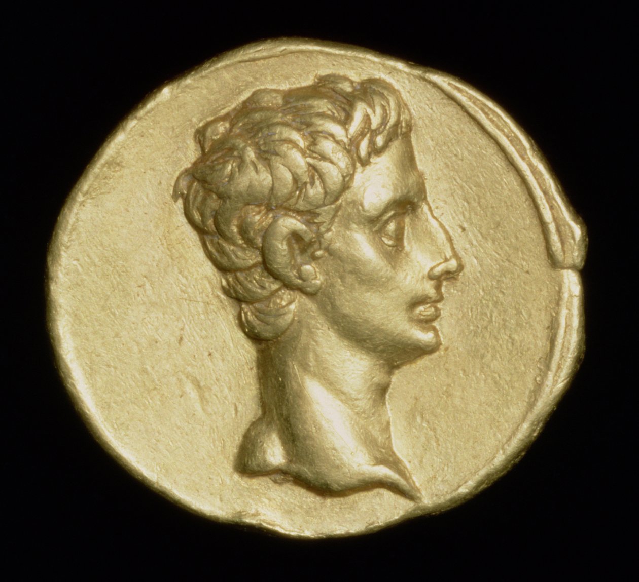 Aureus-kolikon kääntöpuoli, joka kuvaa keisari Augustusta, n. 18-16 eKr. (kulta) tekijältä Roman