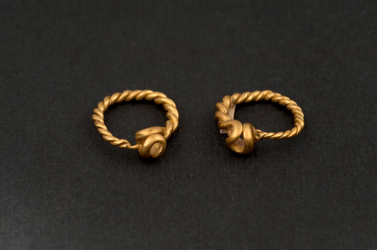 Korvakorut (kulta) tekijältä Roman