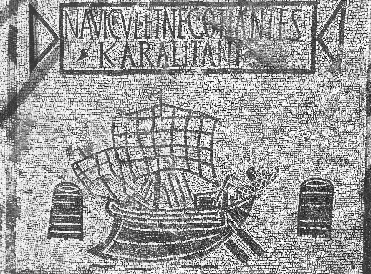 Jalkakäytäväyksityiskohta Piazzale dell Corporazionilta, joka kuvaa merenkulkumaisemaa (mosaiikki) tekijältä Roman