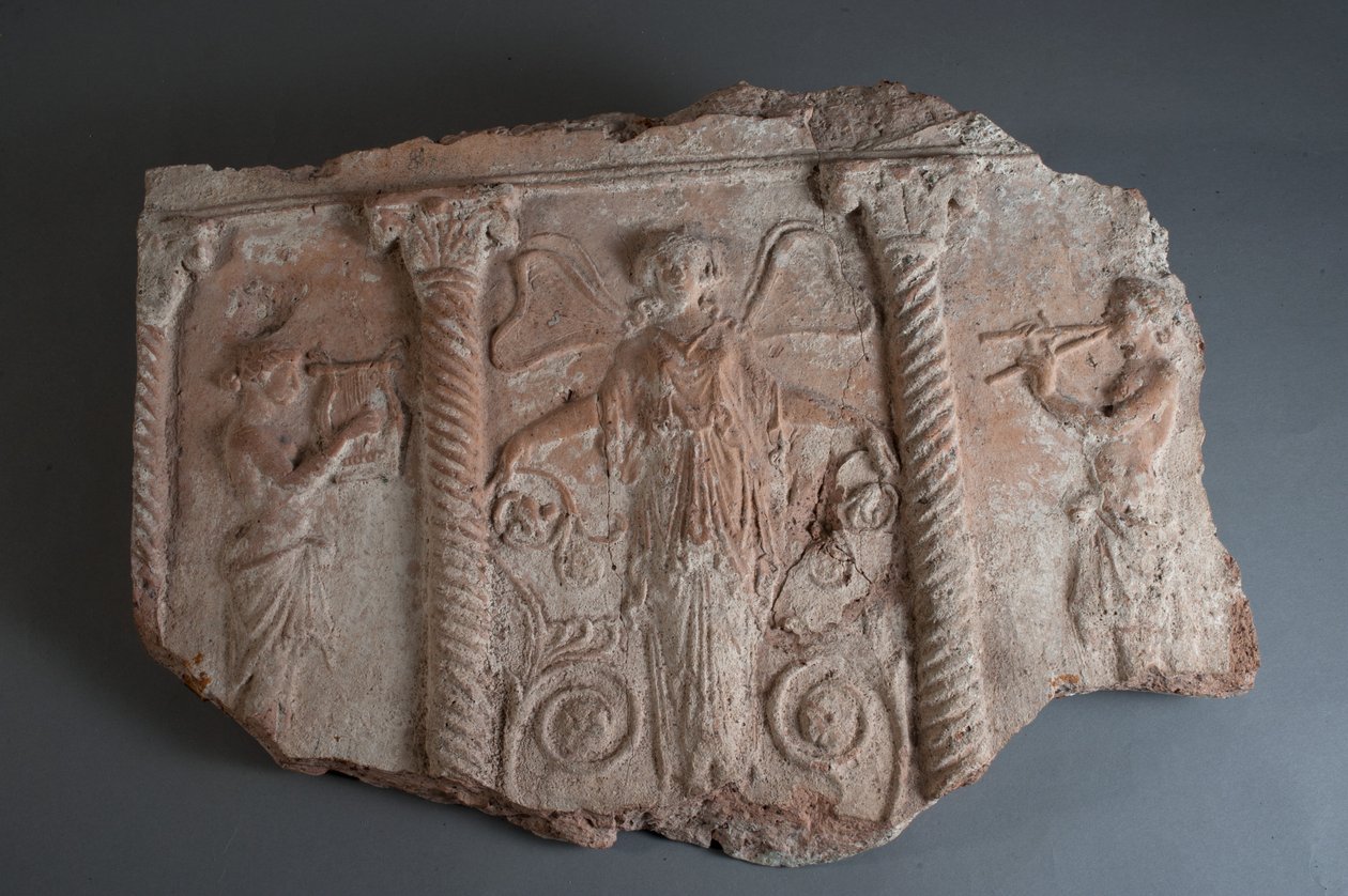 Lautanen, jossa on soittimia soittavia hahmoja (fragmentti) (terrakotta) tekijältä Roman