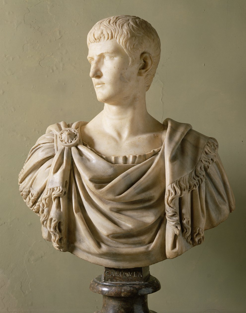 Keisari Caligulan muotokuva (12-41) (marmori) tekijältä Roman