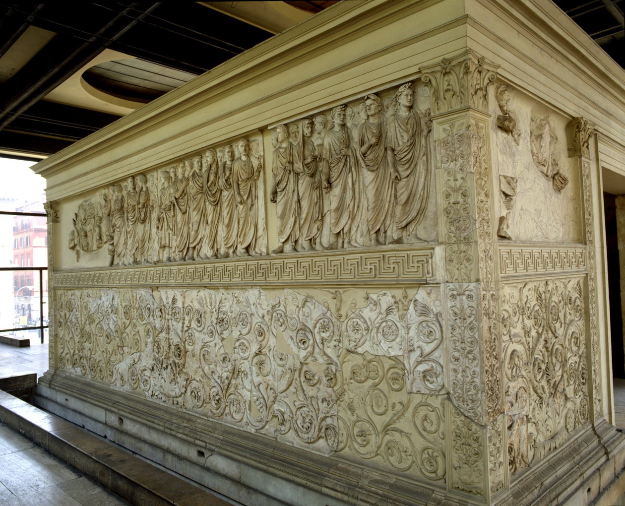 Kulkue, Ara Pacisin pohjoisseinä (marmori) tekijältä Roman