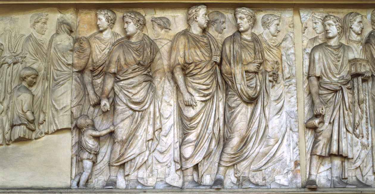 Pappien kulkue, Ara Pacisin pohjoisseinä (marmori) tekijältä Roman