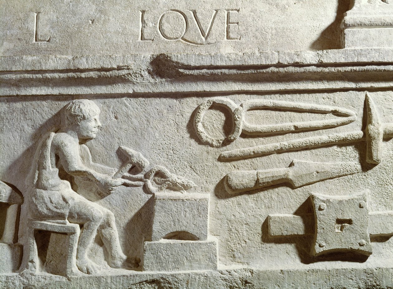 Seppäpajaa ja työkaluja kuvaava kohokuvio tekijältä Roman