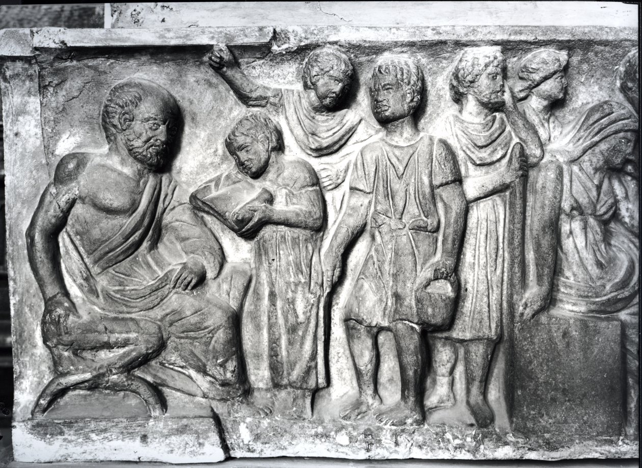 Reliefi, joka kuvaa poikaa lukemassa opettajalleen, yksityiskohta Conclamationin sarkofagista tekijältä Roman