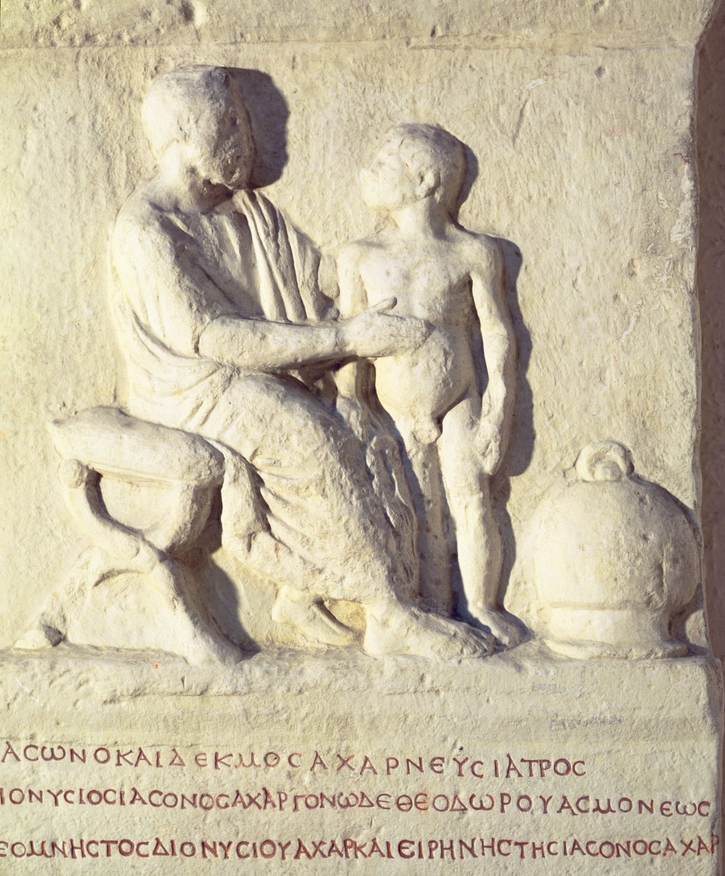 Lääkärin luona käyntiä kuvaava kohokuvio kreikkalaisella kirjoituksella tekijältä Roman