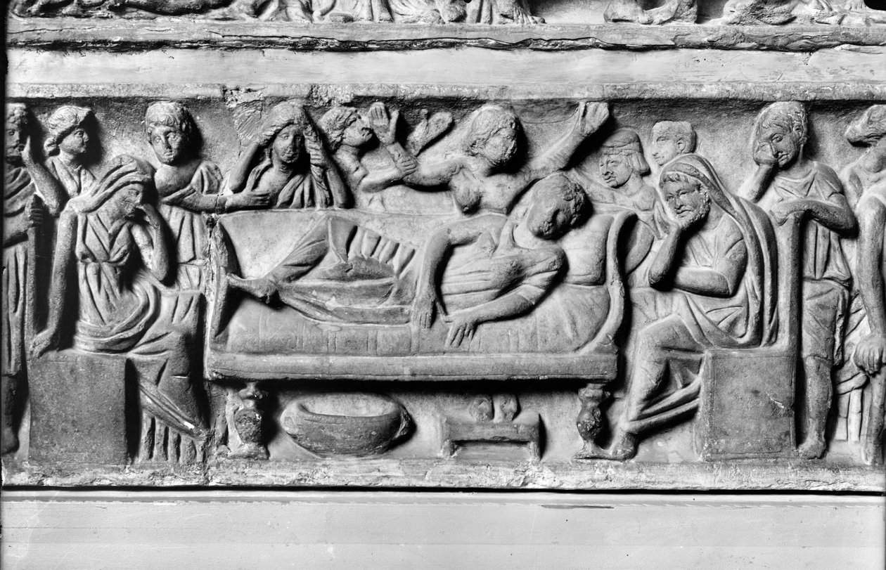 Reliefi, joka kuvaa vainajaa vanhempiensa ja ystäviensä ympäröimänä, yksityiskohta Conclamationin sarkofagista tekijältä Roman