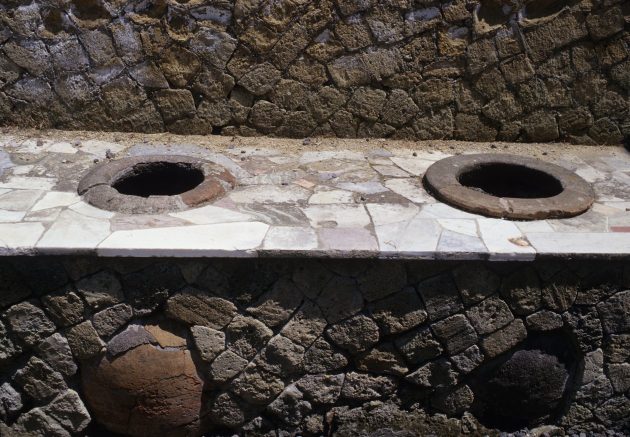 Kunnostetut termopolin (välipalapatukka) jäänteet kulhoineen tiskille asetettuina tekijältä Roman