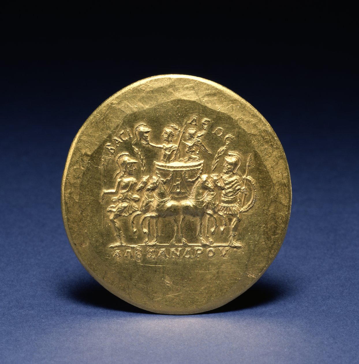 Medaljonin kääntöpuoli, Aleksanteri Suuri ja Nike, Voiton jumalatar ratsastamassa vaunuissa, n. 215-243 (kulta) tekijältä Roman