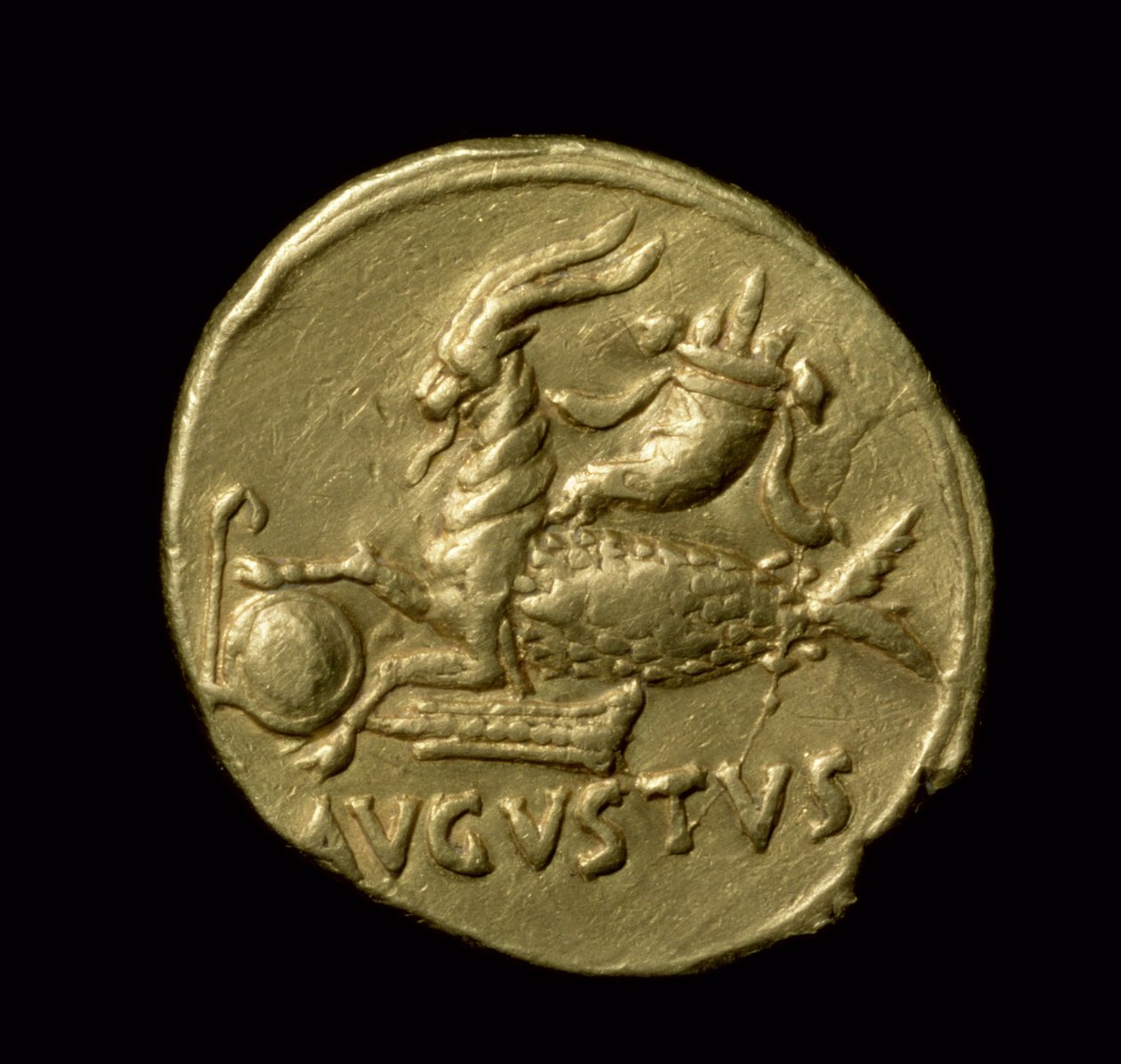 Aureus-kolikon kääntöpuoli, jossa on kalanhäntäinen vuohi ja nimi Augustus, n. 18-16 eKr. (kulta) tekijältä Roman