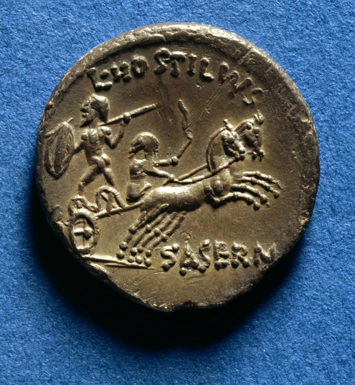 Roomalainen denaari, koristeltu vaununvaunulla ja kelttiläisillä sotavaunuilla ajava jalo soturi, noin 48 eKr. (kulta) tekijältä Roman