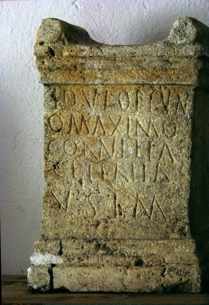 Roomalaisen perheen alttari (veistetty kivi) tekijältä Roman