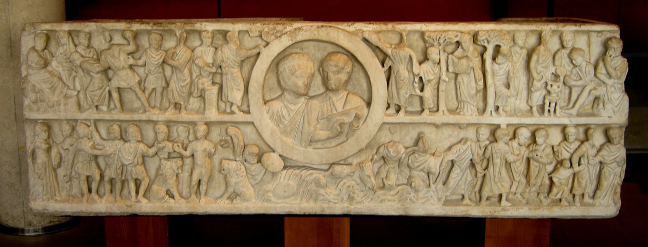 Pariskunnan sarkofagi kohtauksilla Vanhasta ja Uudesta testamentista (marmori) tekijältä Roman