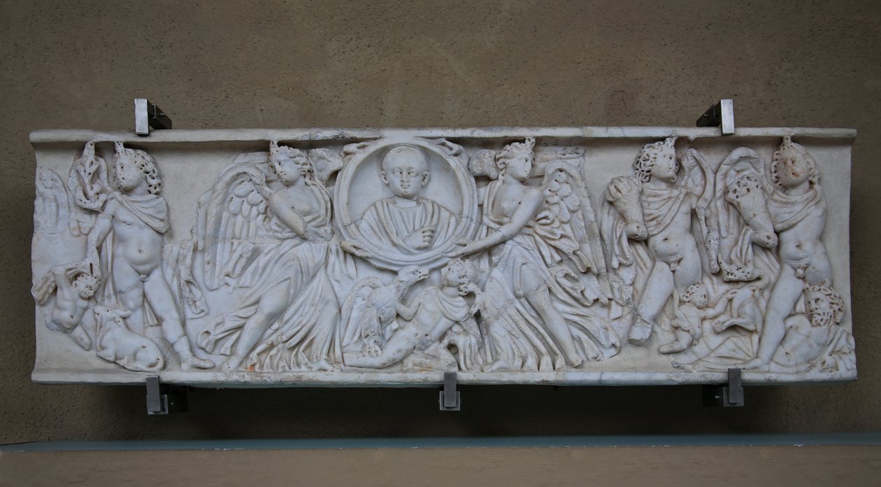 Sarkofagi lapsen kanssa ja kupidot keräämässä rypäleitä uhratakseen Bacchukselle tekijältä Roman