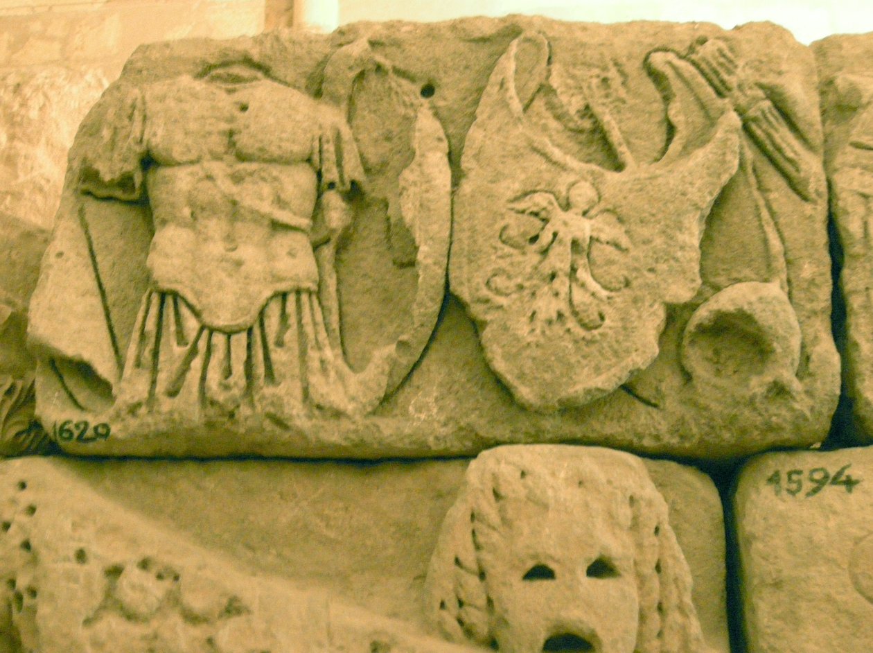 Sarkofagin sotilaan kilpi ja panssari tekijältä Roman