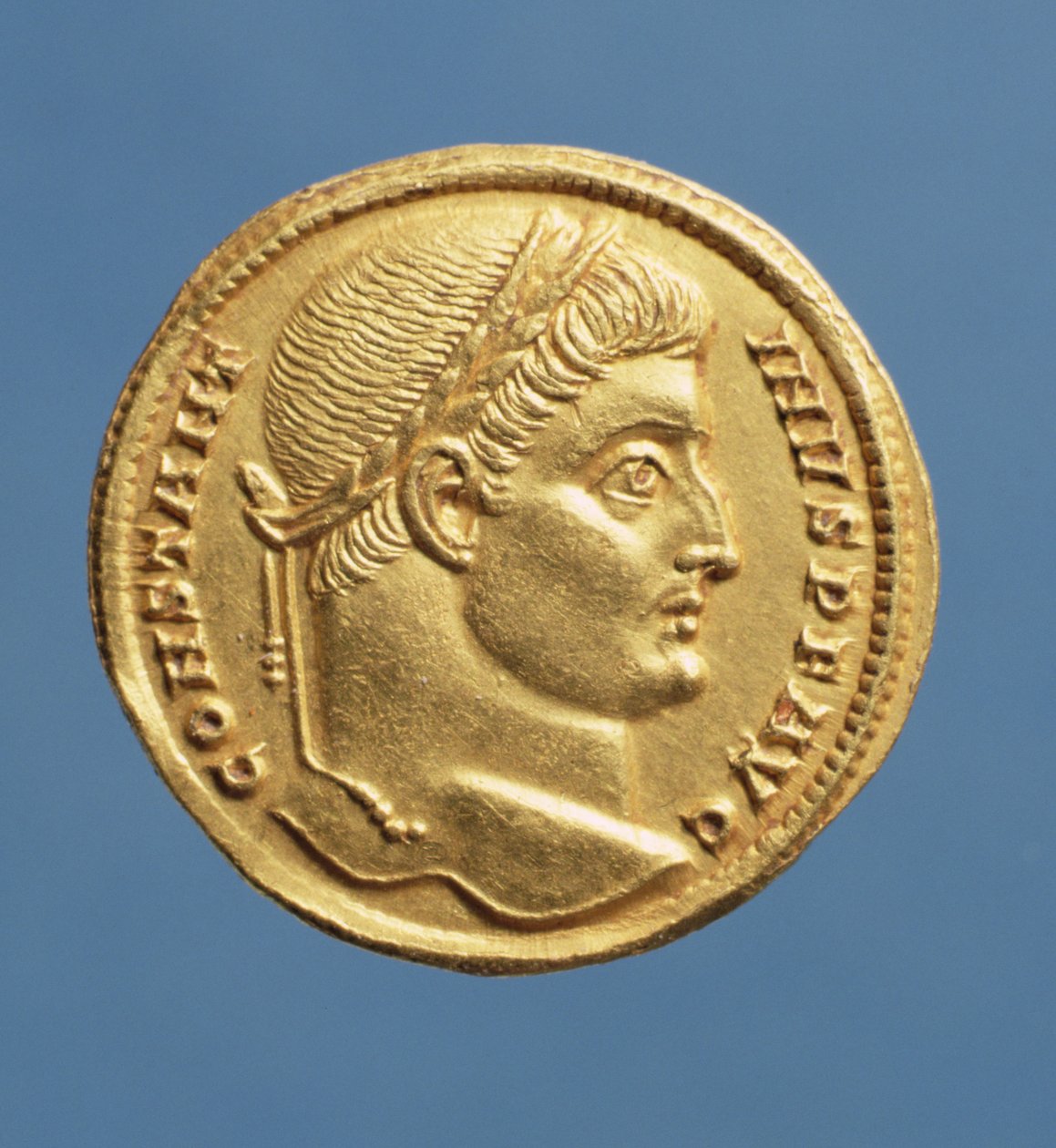 Konstantinus I:n, Suuren (306-337) Solidus (etupuoli), jossa on laakeriseppele. (kultainen) Kirjoitus: CONSTANTINVS P F AVG tekijältä Roman