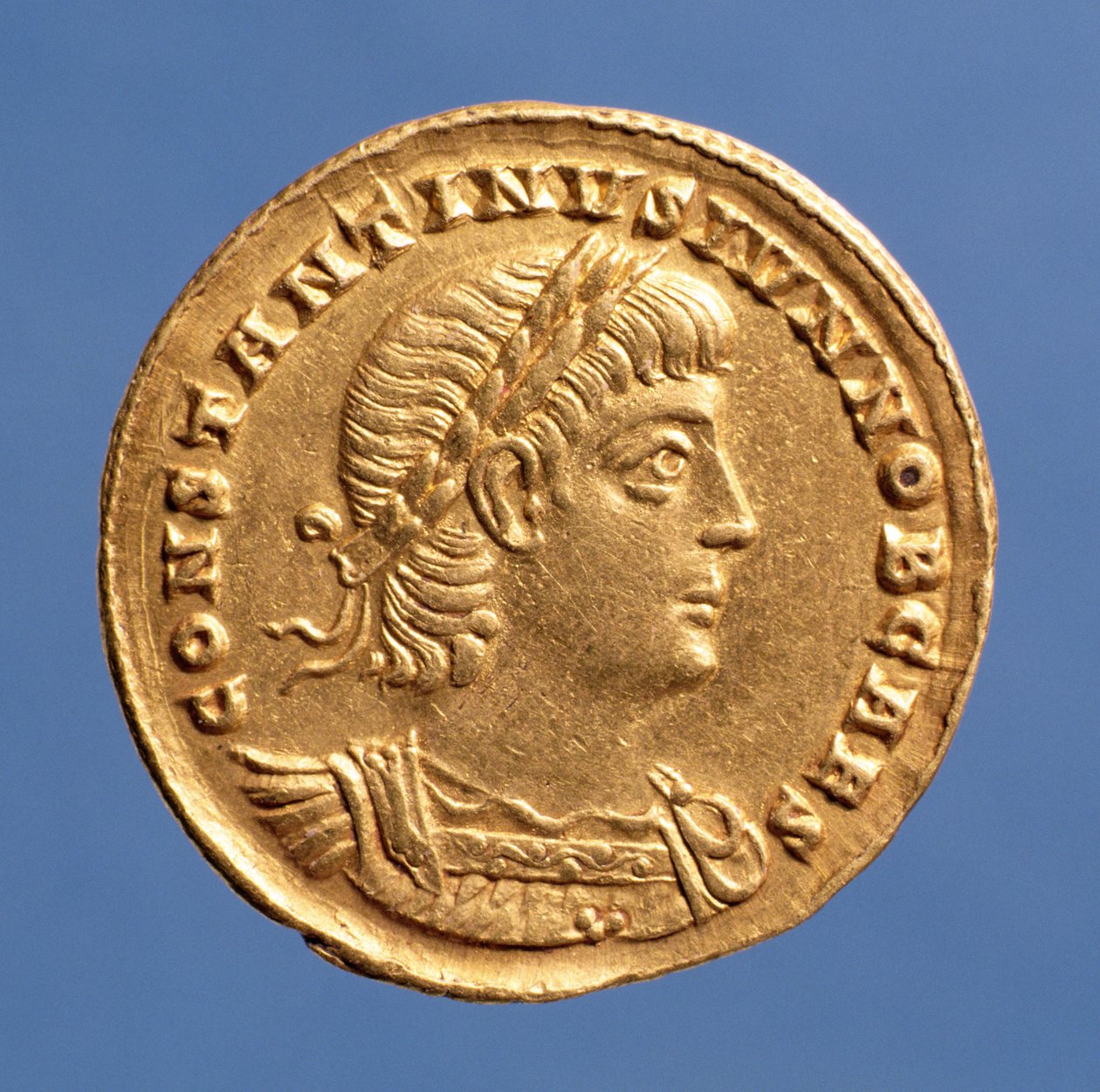 Constantine II Caesarin solidus (etupuolella), keisarin kuriiripäinen (kulta). tekijältä Roman