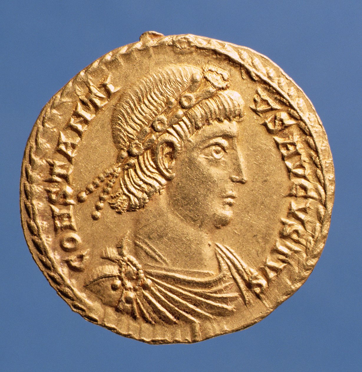 Constantinius II:n (337-361) Solidus (käänsi) drapedoituna jalokivikoristeella. Kirjoitus: CONSTANTIVS AVGVSTVS (kulta) tekijältä Roman