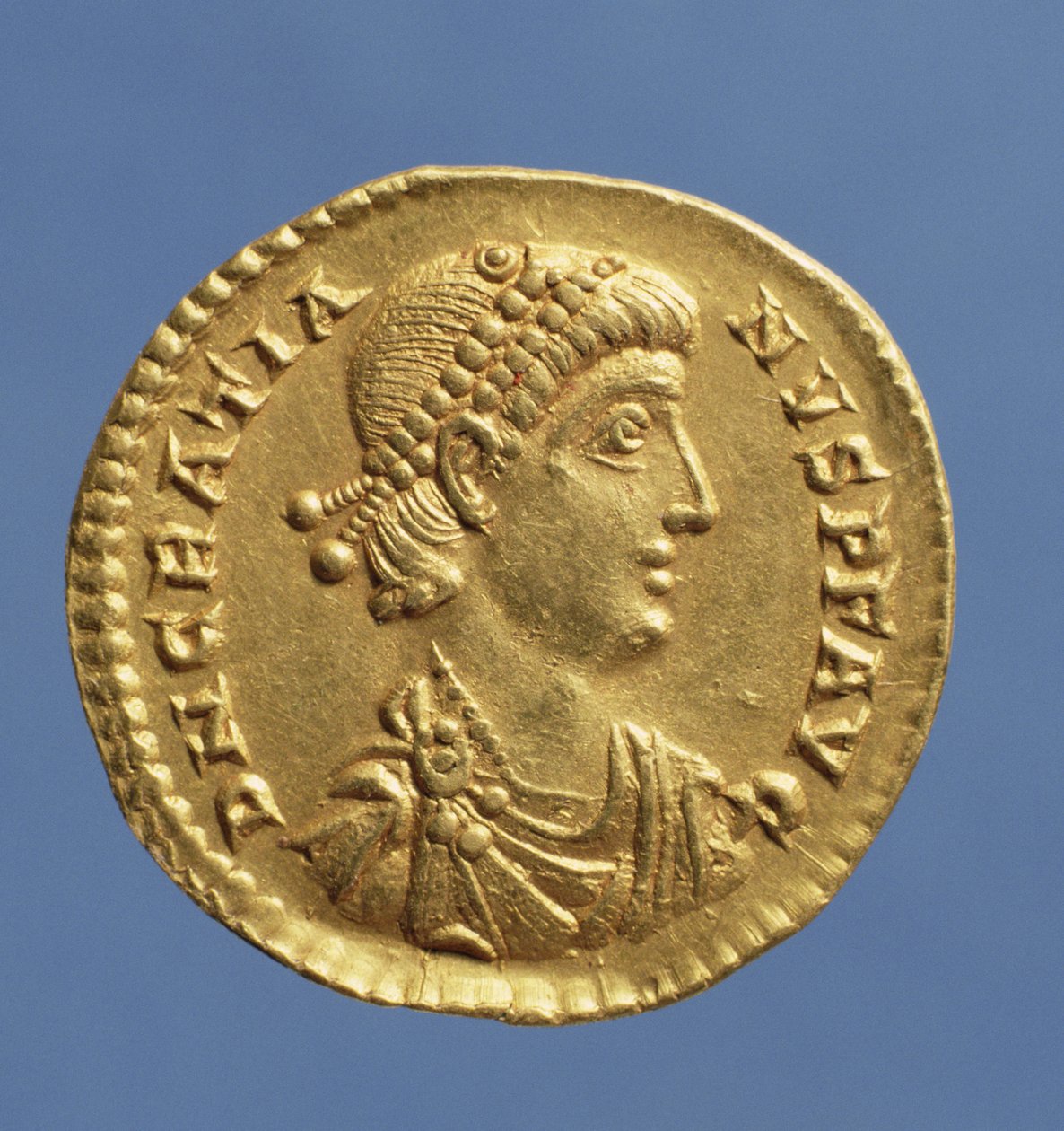 Gratianuksen (375-383) Solidus (kääntöpuoli) drapedoituna, pukeutunut diadeemi. (kulta) Kirjoitus: D N GRATIANVS P F AVG tekijältä Roman