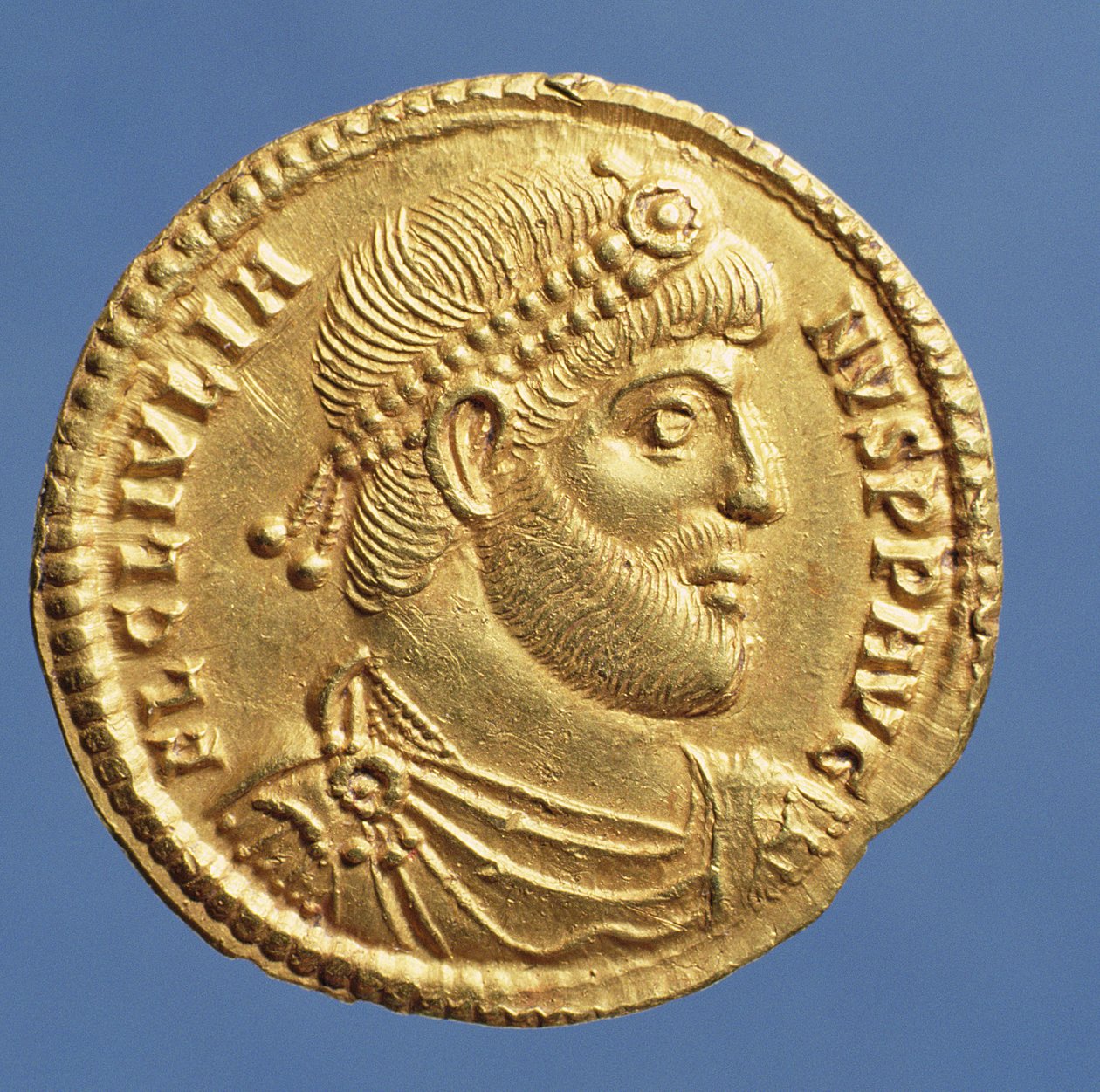Julianus Luopio (361-363) Solidus (käänsi) drapedoituna, kiristettynä, pukeutunut diadeemi. Kirjoitus: FL CL IVLIANVS P P AVG (kulta) tekijältä Roman