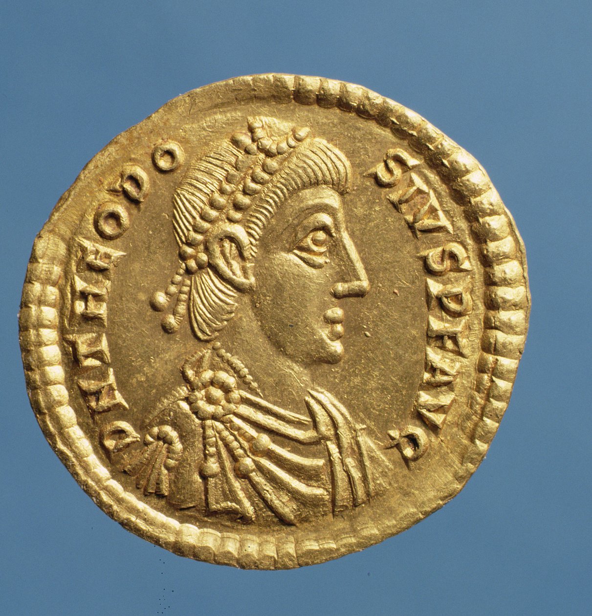 Theodosius I Suuren (379-395) Solidus (kääntöpuoli) drapedoituna, pyörrytettynä diadeemi päällä. Kirjoitus: D N THEODOSIVS P F AVG (kulta) tekijältä Roman