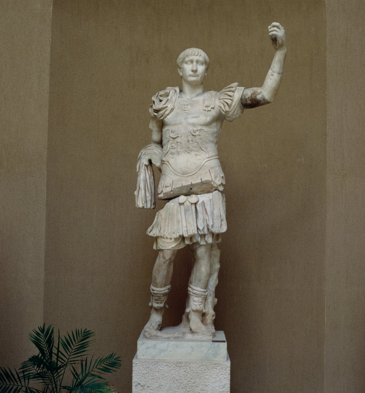 Keisari Trajanuksen (53-117 jKr) patsas (marmori) tekijältä Roman