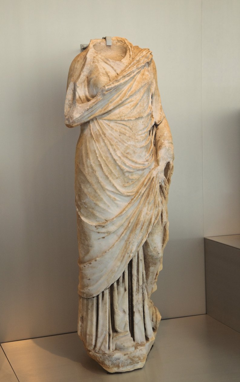 Naisen patsas (marmori) tekijältä Roman