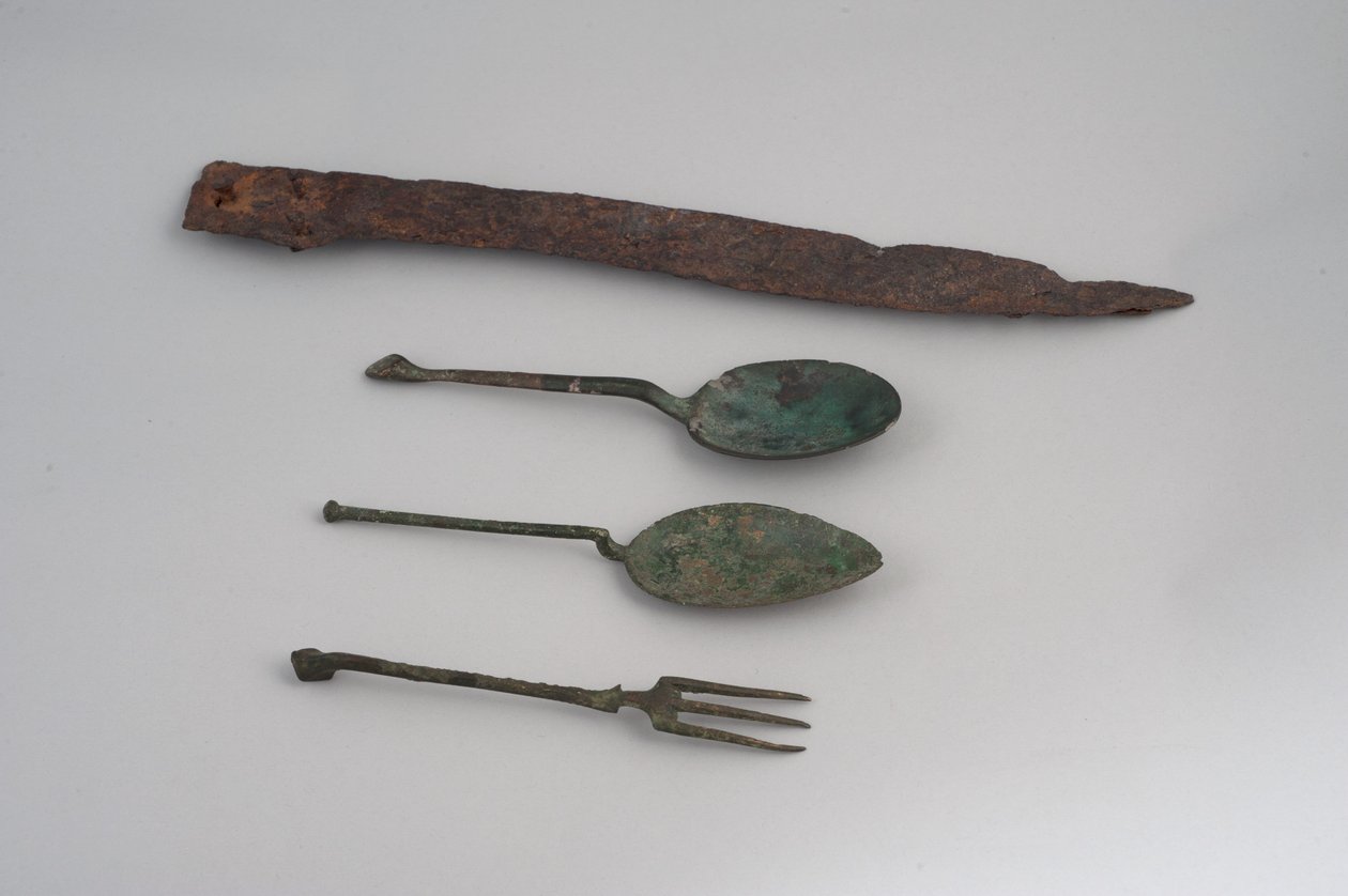 Ruokalusikat, veitsi ja haarukka (rautaa ja pronssia) tekijältä Roman
