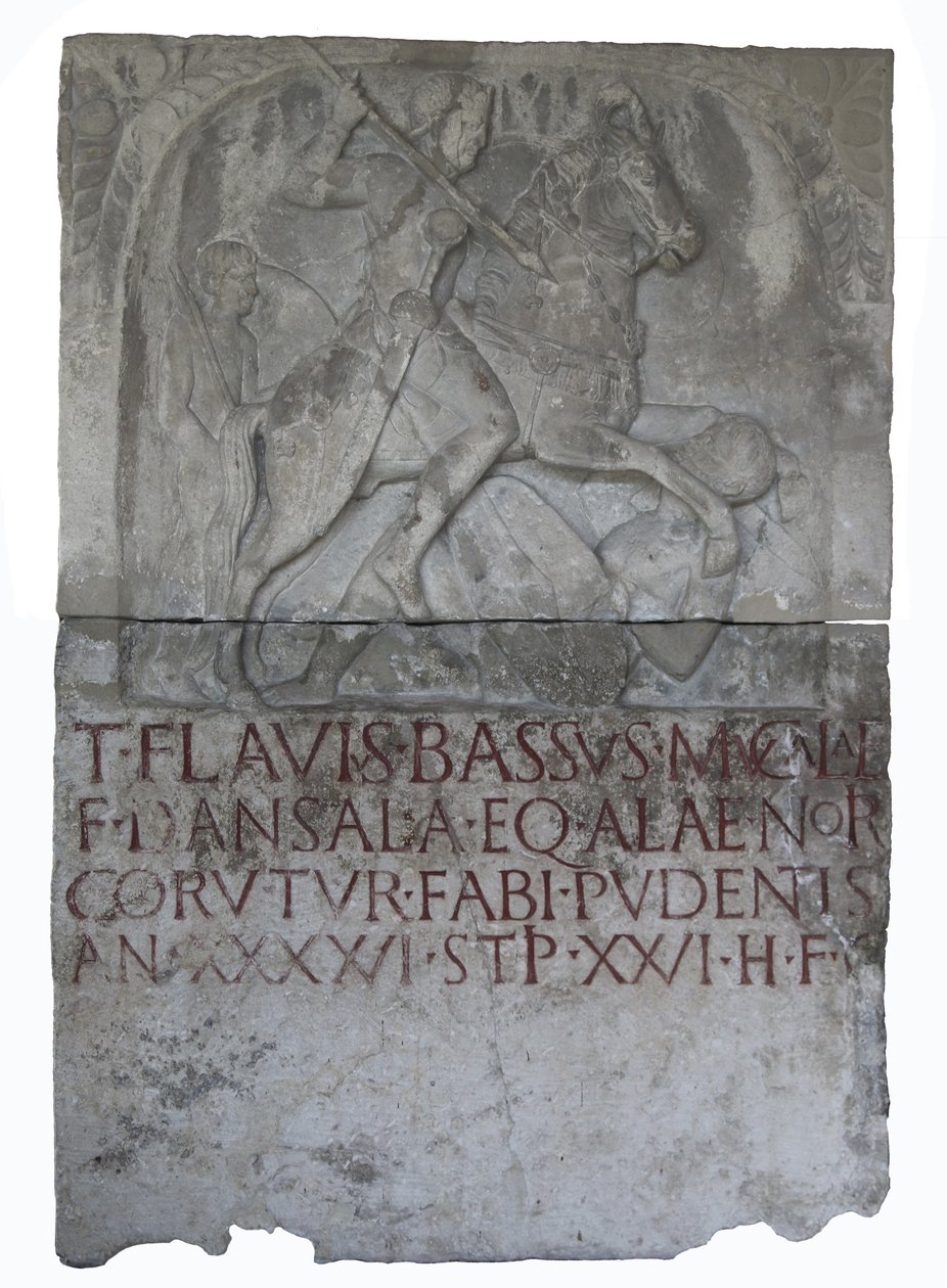 Flaviuksen aikakauden hautakivi eques alaris (siipiratsumies) Titus Flavius ​​​​Bassus, Mucalan poika. Dansala tekijältä Roman
