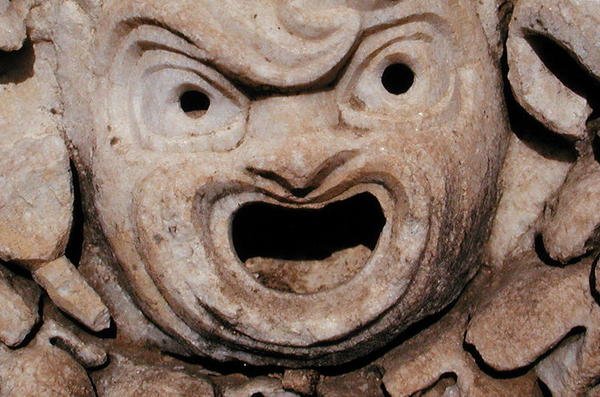 Traaginen naamio, teatterista tekijältä Roman