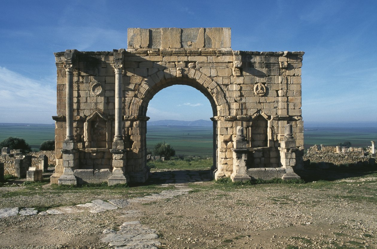 Keisari Caracallan kunniaksi Decumanus Maximukselle rakennettu riemukaari, 217 jKr. tekijältä Roman