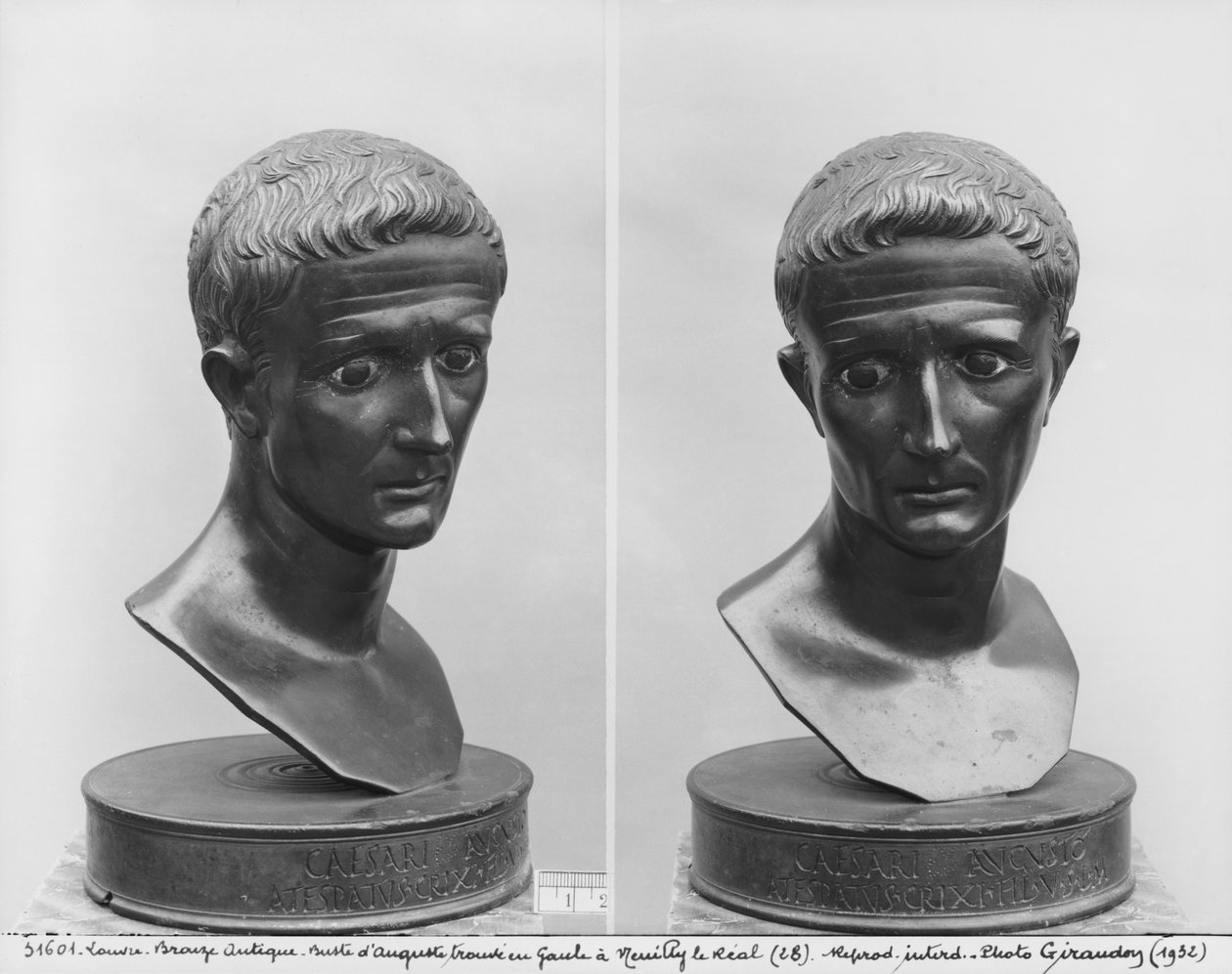 Kaksi näkymää keisari Augustuksen (63 eKr.-14 jKr.) rintakuvasta (pronssi) tekijältä Roman