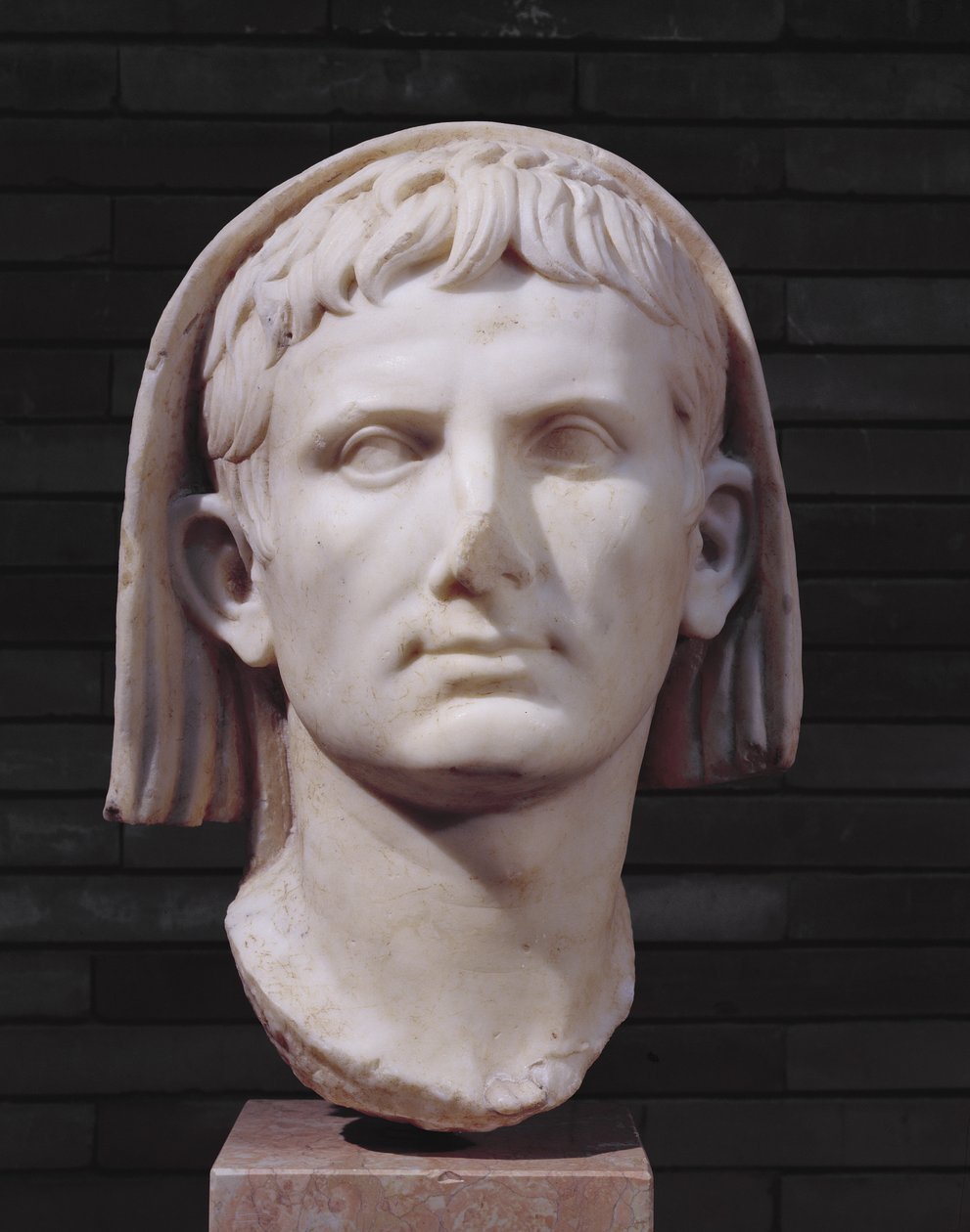 Keisari Augustuksen hunnutettu pää (marmori) tekijältä Roman