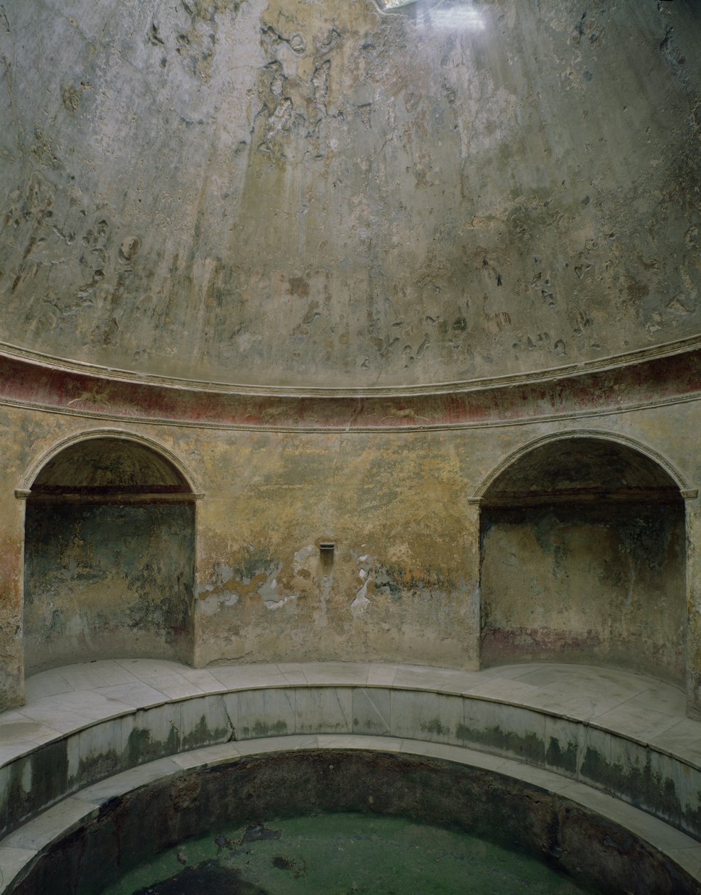 Näkymä frigidariumin sisätiloihin Thermae of the Forumissa tekijältä Roman