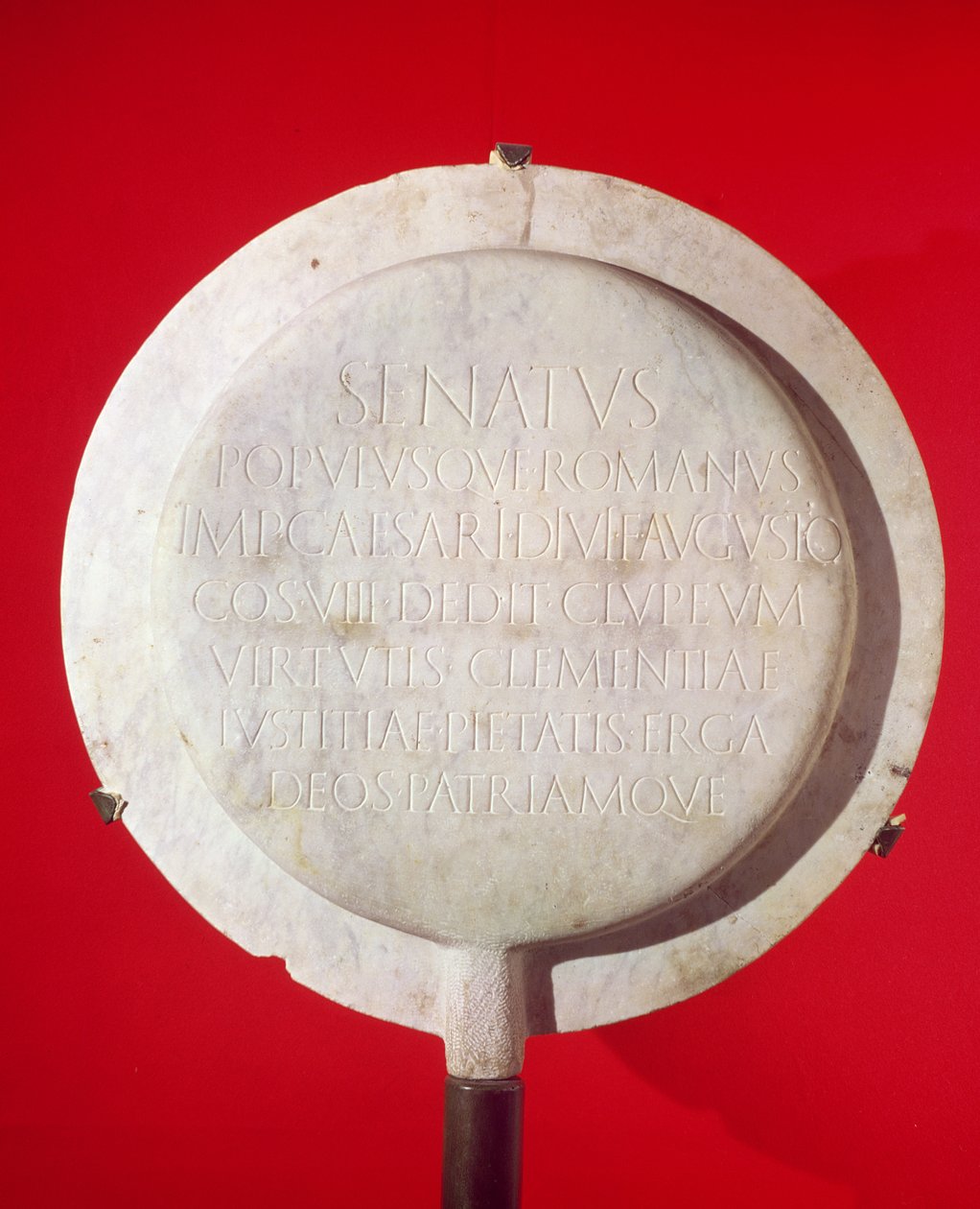 Votiivikilpi Augustuksen (63-14 eKr.) kunniaksi 26 eKr. (marmori) tekijältä Roman