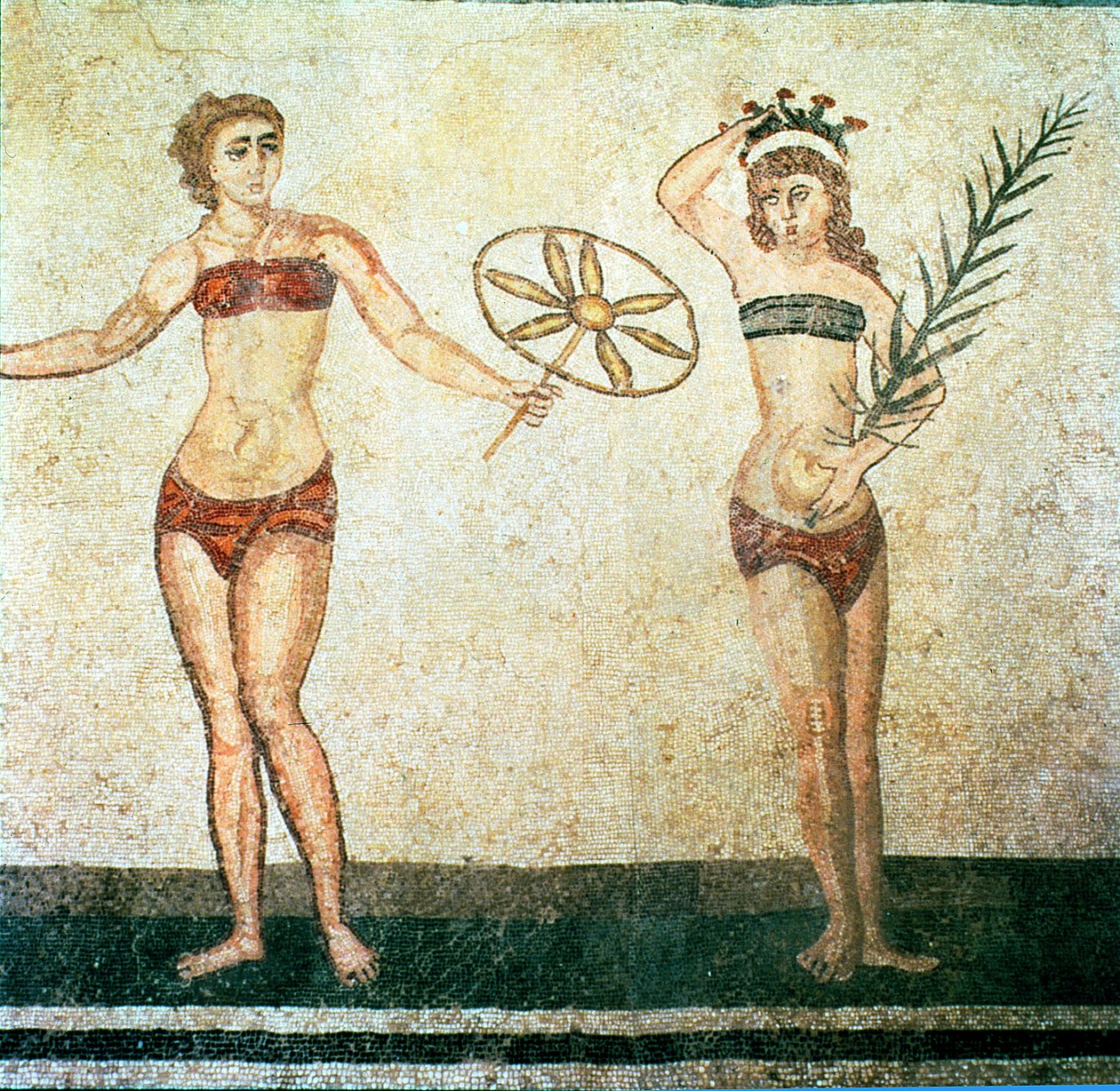 Naiset "bikineissä", Room of the Ten Dancing Girls (mosaiikki) tekijältä Roman