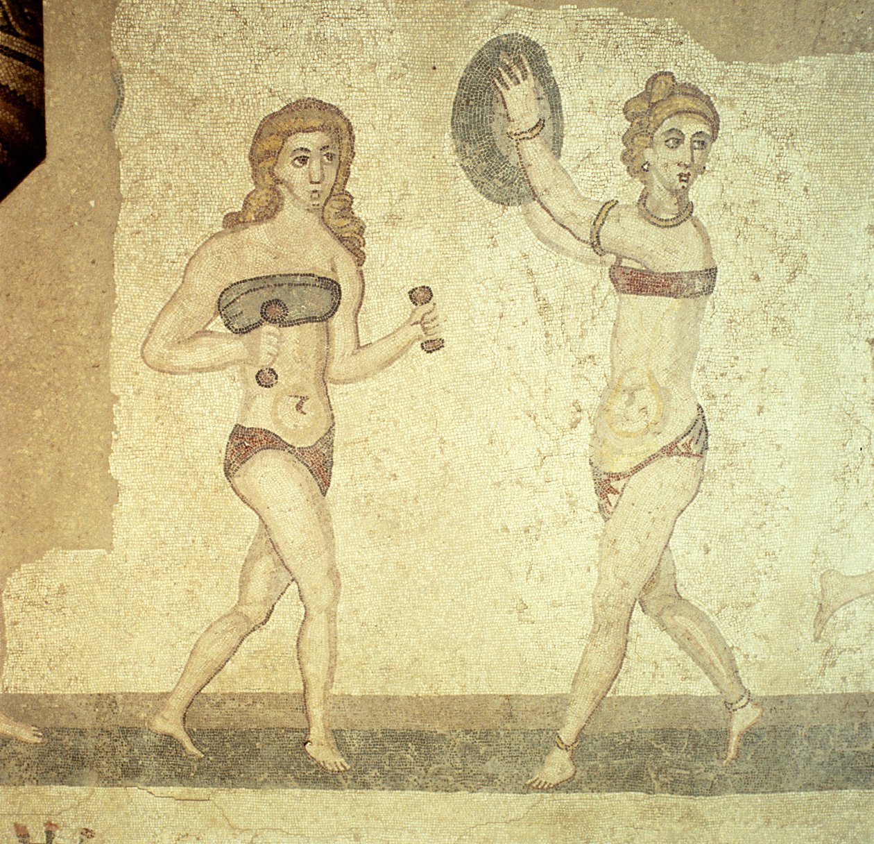 Naiset "bikineissä", Room of the Ten Dancing Girls (mosaiikki) tekijältä Roman