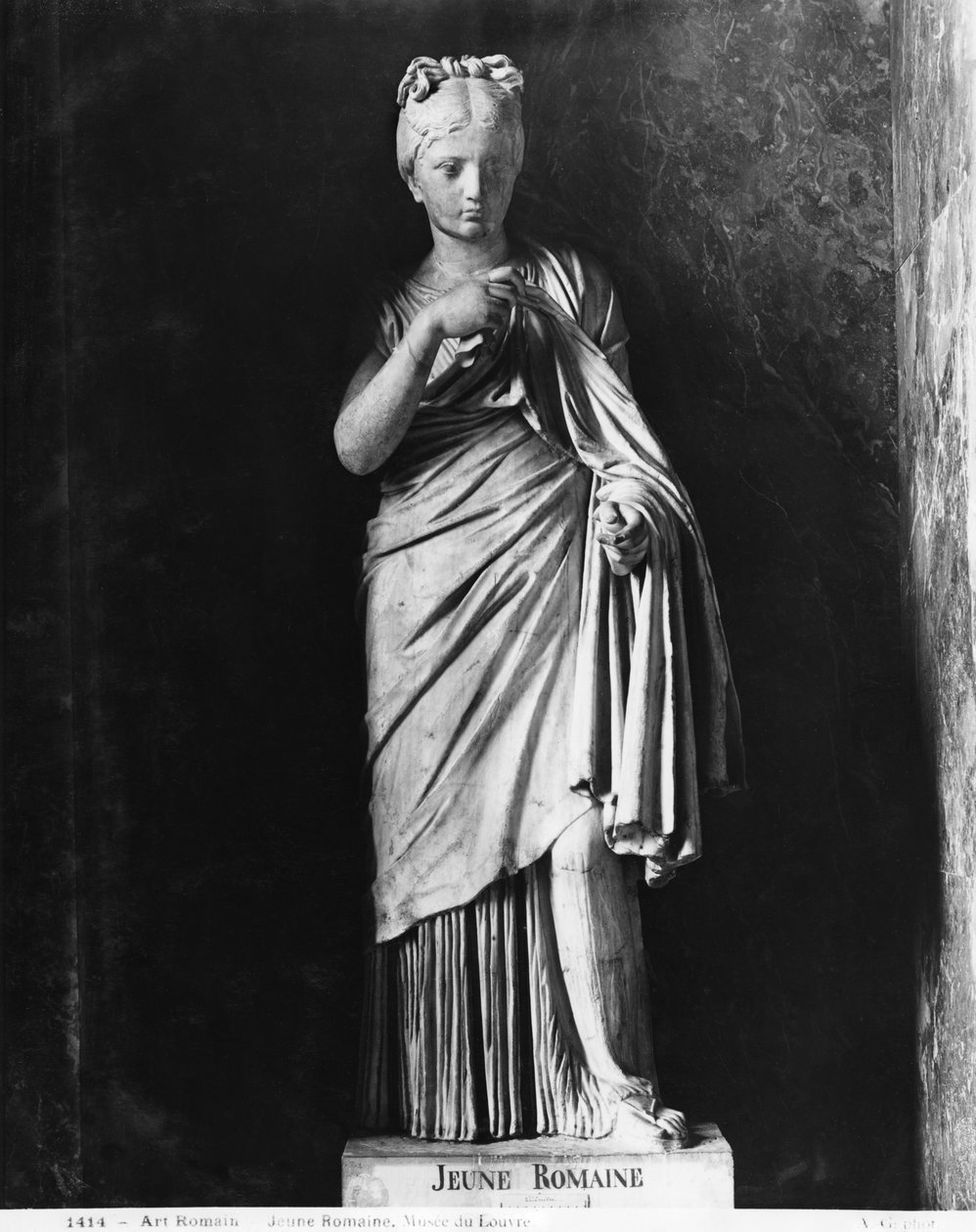 Young Roman girl (marble) finn tekijältä Roman