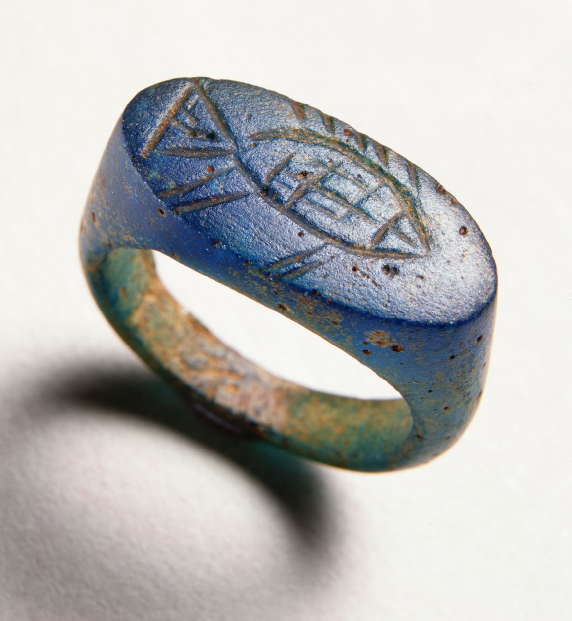 Sormussormus kaiverretulla kalalla (sininen lasi) tekijältä Roman Period Egyptian