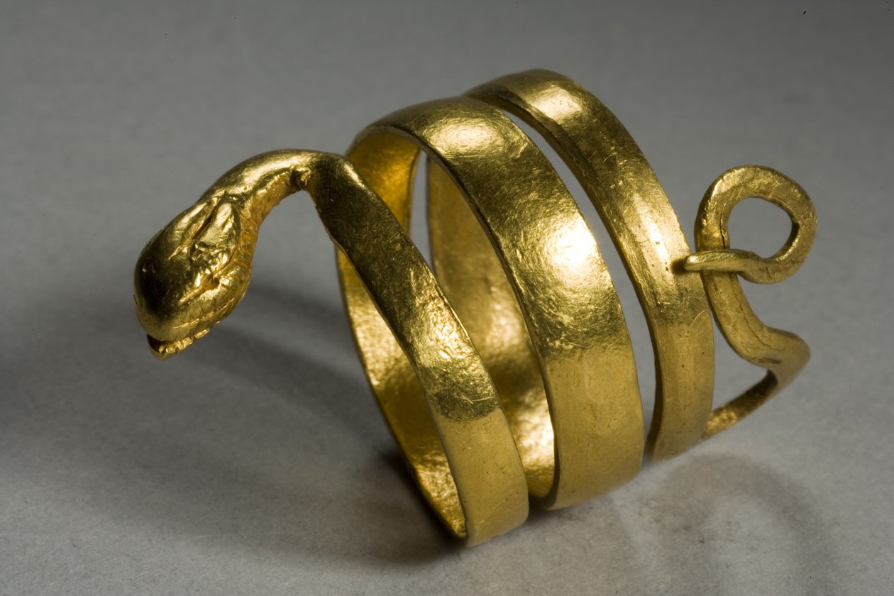 Käärmerengas, noin 1. vuosisadalla eKr. (kulta) tekijältä Roman Period Egyptian