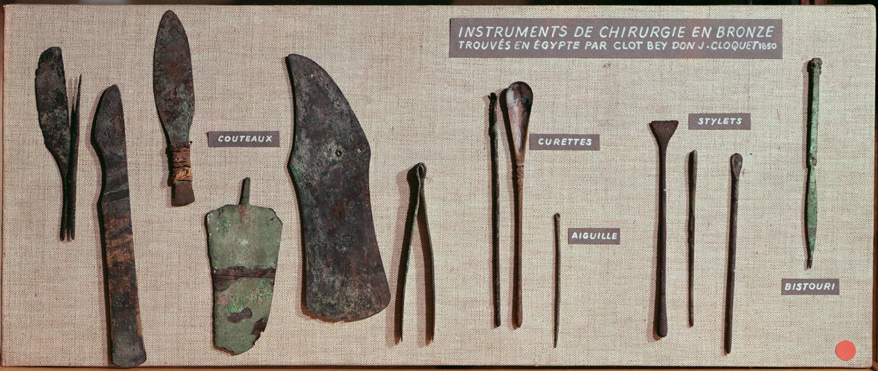 Antoine Barthelemy Clot Beyn (1793-1868) Egyptistä löytämät kirurgiset instrumentit (pronssi). tekijältä Roman Period Egyptian