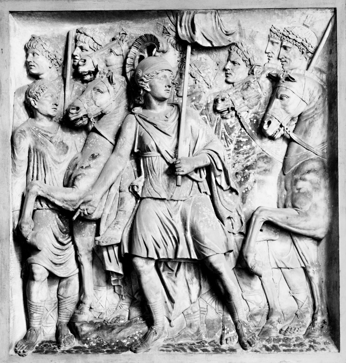 Fragmentti reliefistä, joka kuvaa jumalatar Roomaa sotureiden kanssa tekijältä Roman Roman