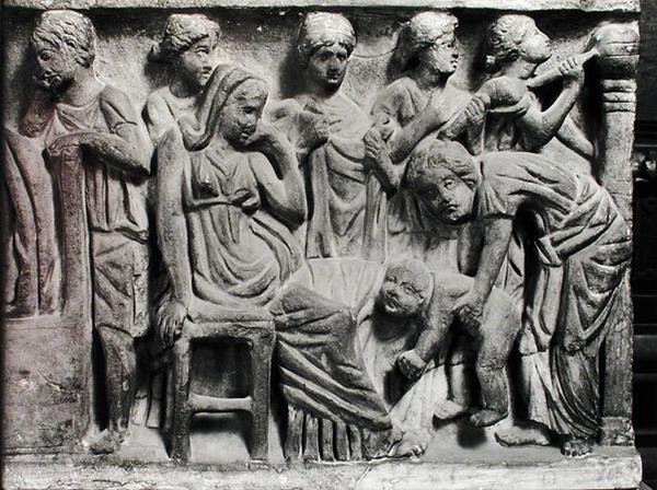 Reliefi, joka kuvaa naista itkemässä vainajan yli, yksityiskohta Conclamationin sarkofagista tekijältä Roman Roman