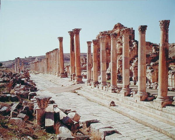 Näkymä Pylväiden kadulle, alun perin rakennettu n. 39-76 eKr tekijältä Roman Roman