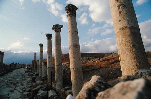 Näkymä Pylväiden kadulle, alun perin rakennettu n. 39-76 eKr tekijältä Roman Roman