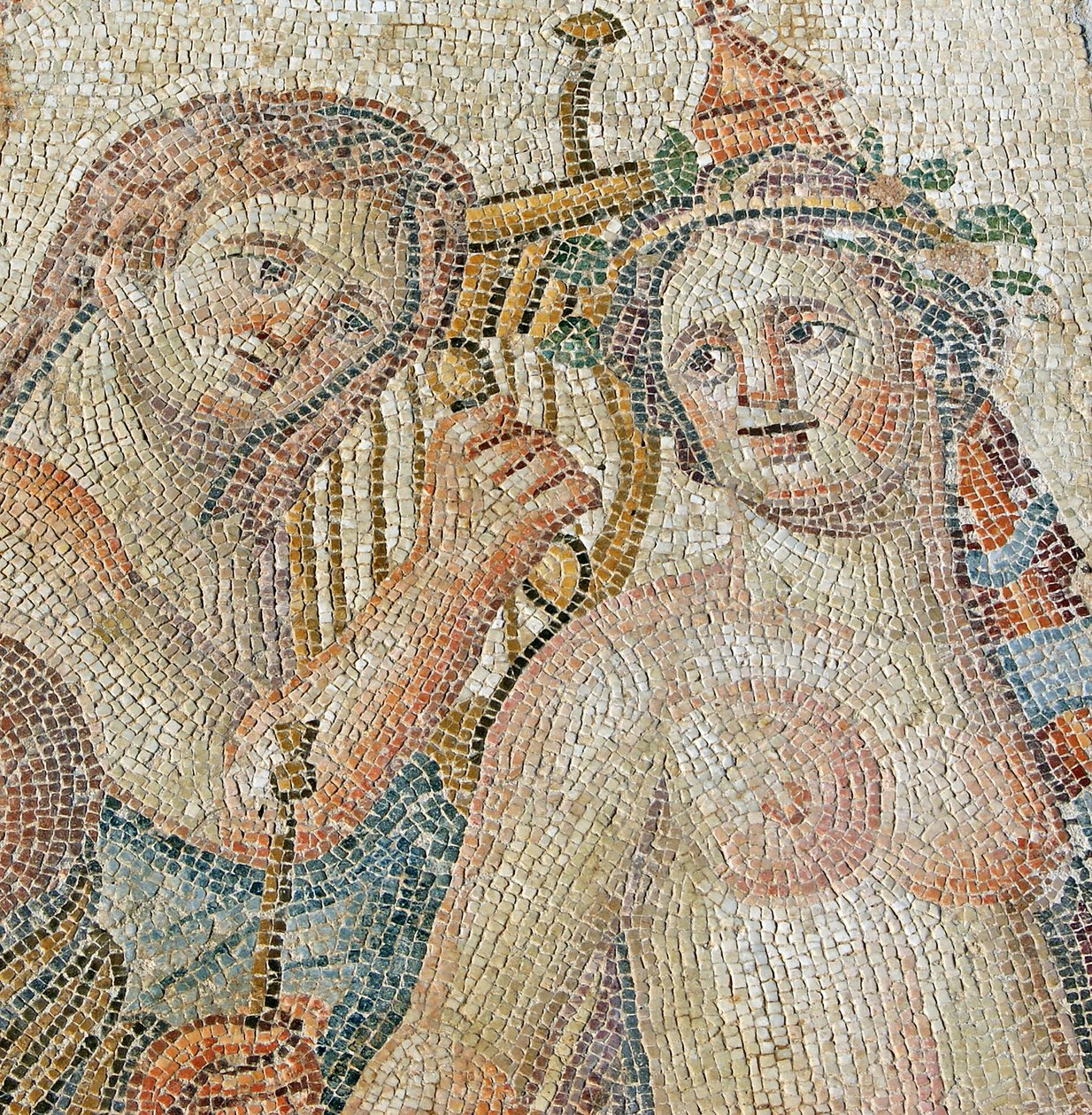 Kentauri hurmaa Maenadia, yksityiskohta Dionysoksen voittokulkueesta, Aionin talo, Paphos, Kypros (mosaiikki) tekijältä Roman