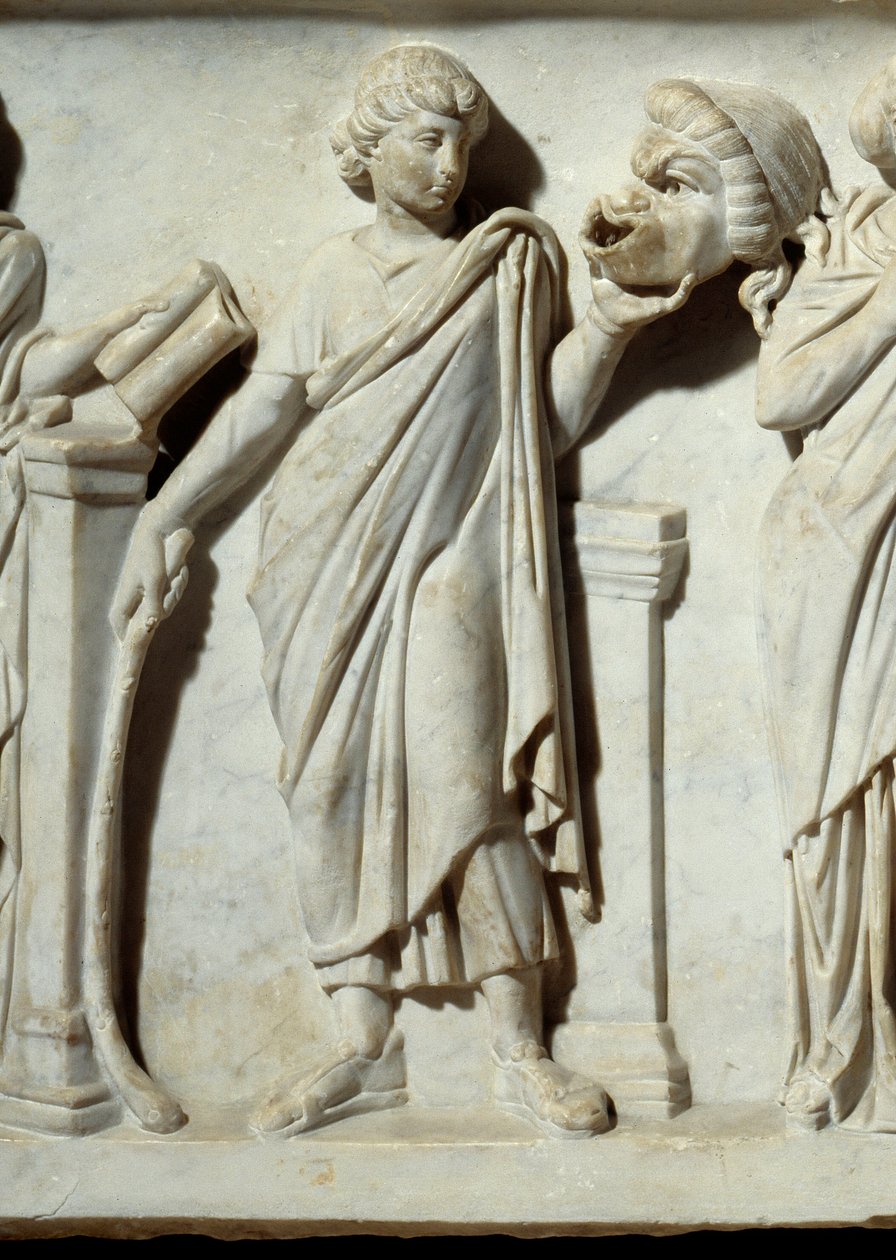 Musa pitelee komedian naamiota, Musien sarkofagin yksityiskohta: esitys taiteen ja kirjainten muusoista. Marmori veistos. 150 jKr. Pariisi, Louvre-museo. tekijältä Roman