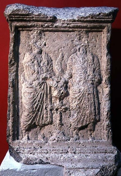 Altar mula sa Palmyra na may inskripsiyon, 85 (bato)finn tekijältä Roman